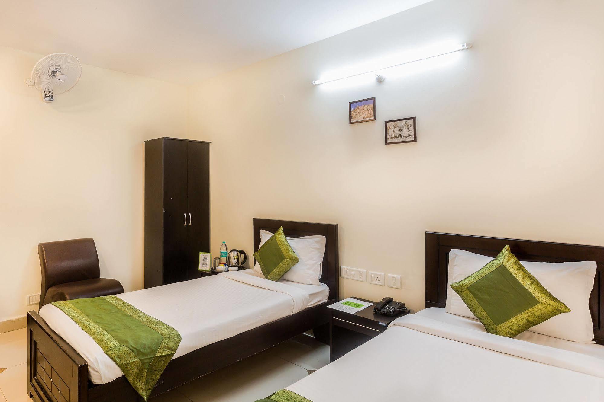 Hotel Treebo Srico, Banjara Hills Hyderabad Esterno foto