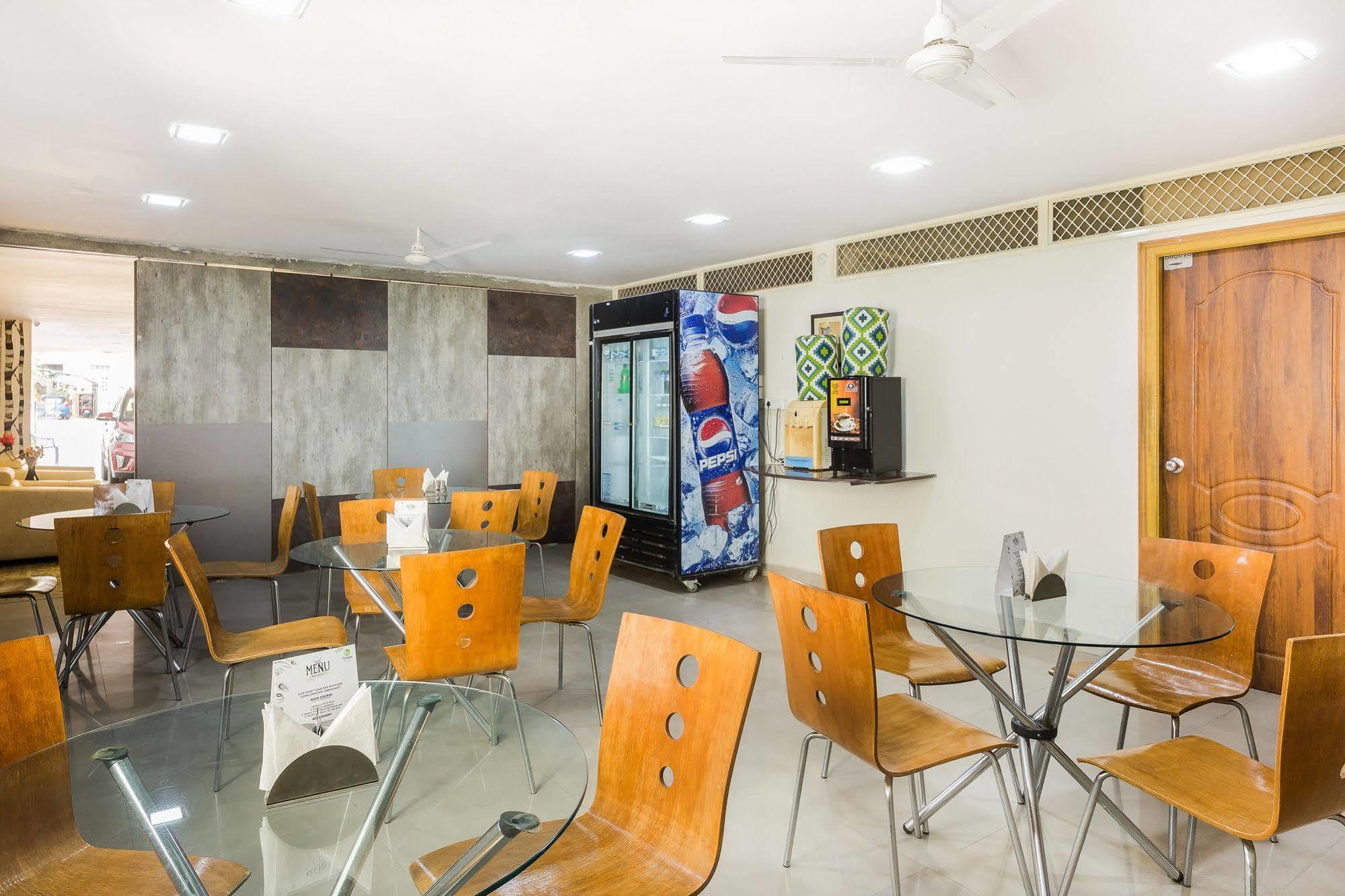 Hotel Treebo Srico, Banjara Hills Hyderabad Esterno foto